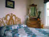 bedroom.jpg (26718 bytes)